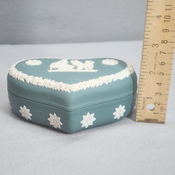 Wedgwood Jasperware Heart-Shaped Trinket Box with Lid in Sage Green - Vintage - Picture 7 of 7